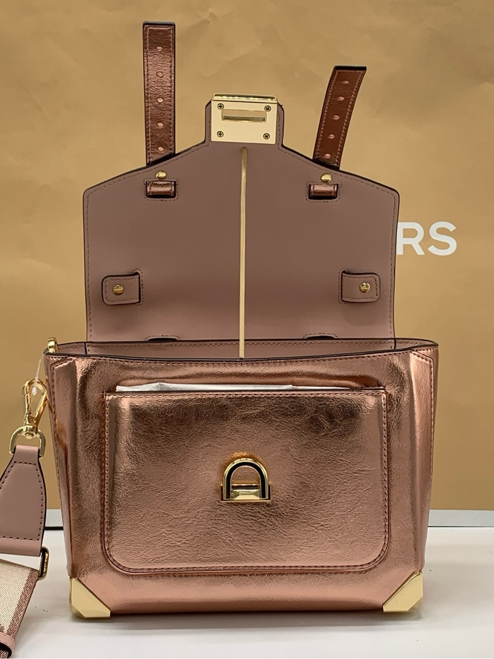 MICHAEL KORS
Manhattan Medium Top
Hand School Patent Satchel Primrose color - Picture 10 of 14